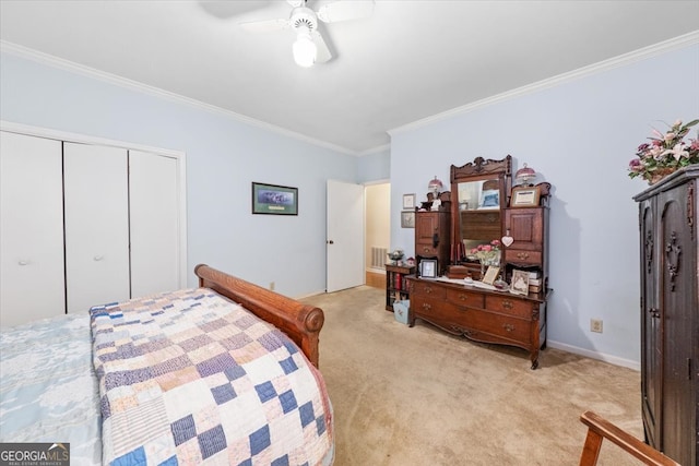 carpeted bedroom featuring ceiling fan, a closet, and crown molding