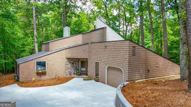 view of front facade featuring a garage