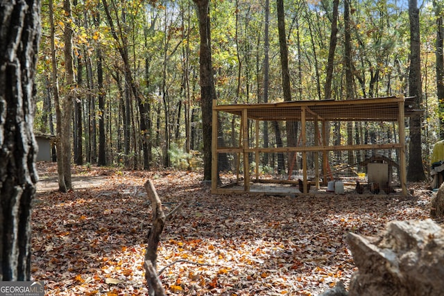 view of yard featuring an outdoor structure