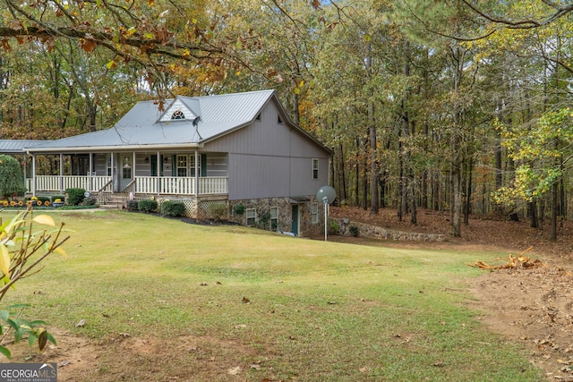 view of front facade featuring a front yard and covered porch