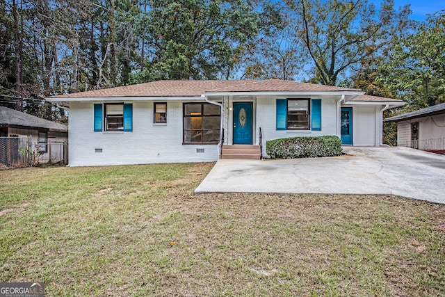 ranch-style house featuring a front lawn