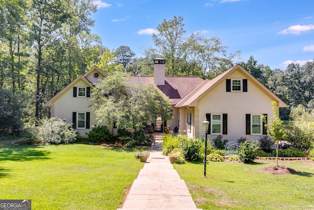 view of front of house featuring a front lawn