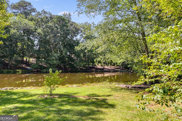 view of yard featuring a water view