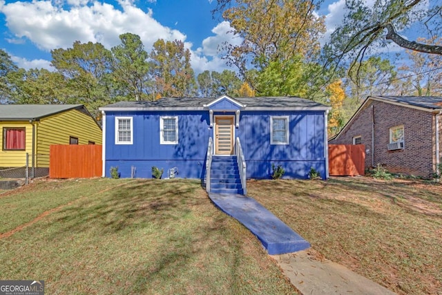 view of front of property featuring a front yard