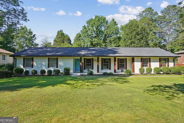 single story home featuring a porch and a front lawn