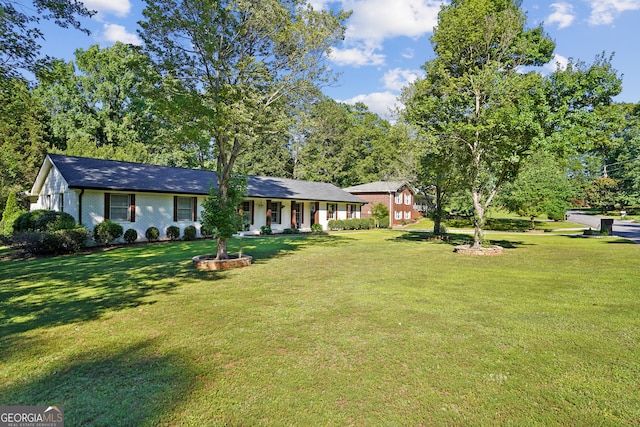 view of front facade featuring a front lawn