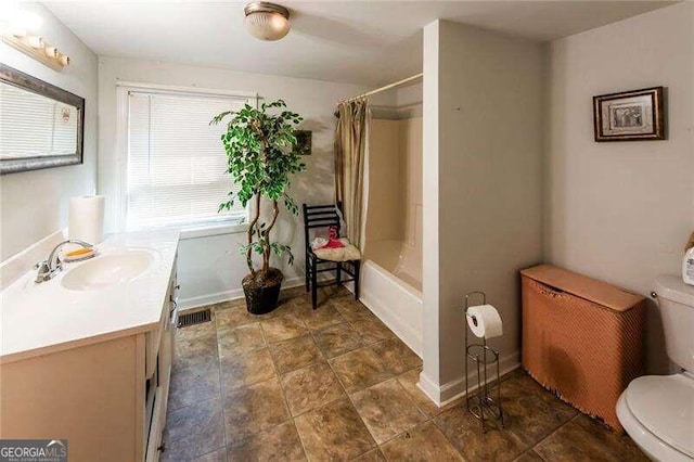 full bathroom with shower / bath combo with shower curtain, toilet, and vanity