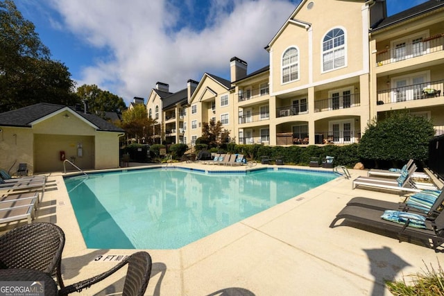 view of swimming pool featuring a patio