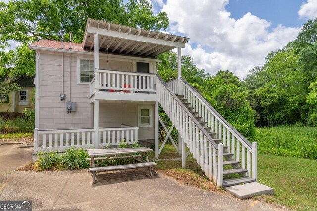 view of front of house featuring covered porch and a front yard