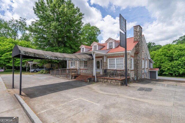 view of front of property featuring a carport