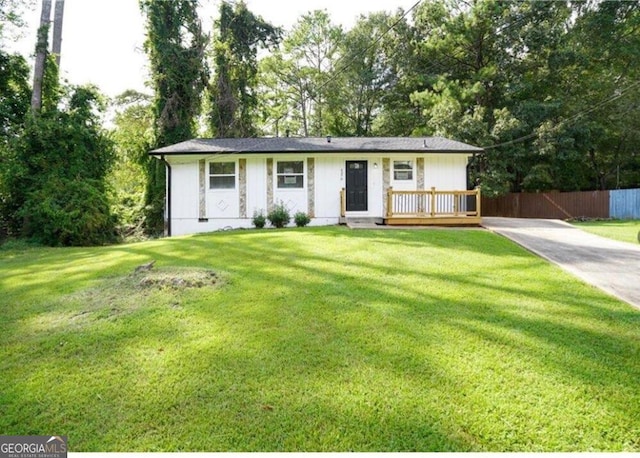 ranch-style home featuring a front yard