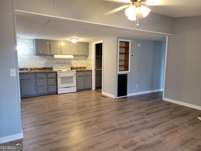 kitchen featuring decorative backsplash, ceiling fan, white electric stove, hardwood / wood-style floors, and gray cabinets