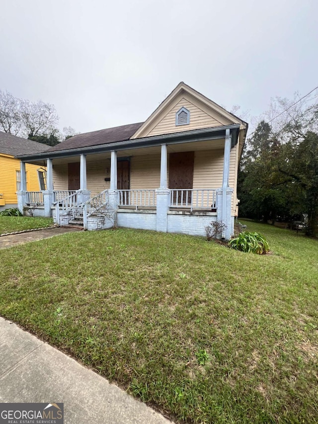 view of front of property featuring a front lawn and covered porch