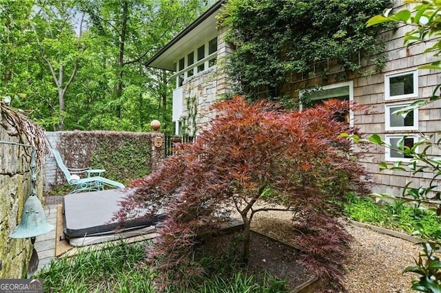 view of yard featuring a hot tub