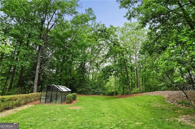 view of yard featuring an outdoor structure