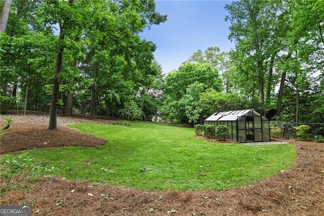 view of yard featuring an outdoor structure