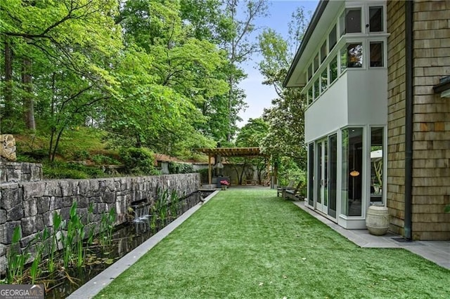 view of yard featuring a pergola