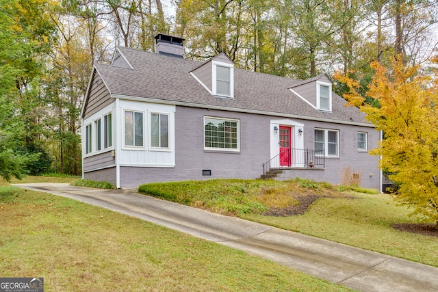 cape cod home featuring a front yard