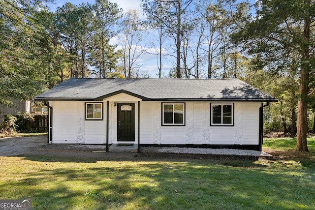 single story home with a front lawn