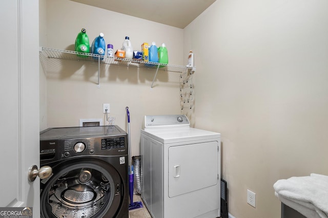 washroom featuring washing machine and clothes dryer