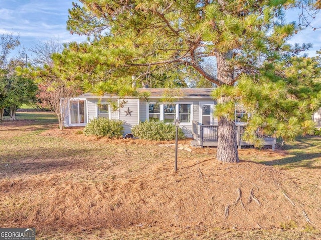 view of front of home with a front lawn