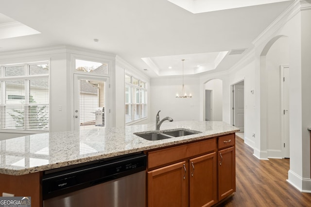 kitchen with sink, a tray ceiling, an island with sink, dark hardwood / wood-style flooring, and stainless steel dishwasher