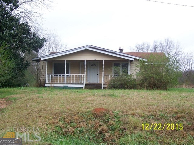 view of front of home featuring a front lawn and covered porch