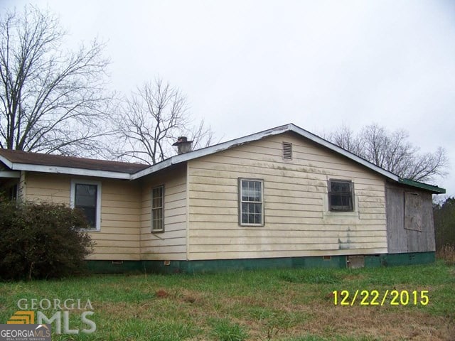 view of side of property with a lawn