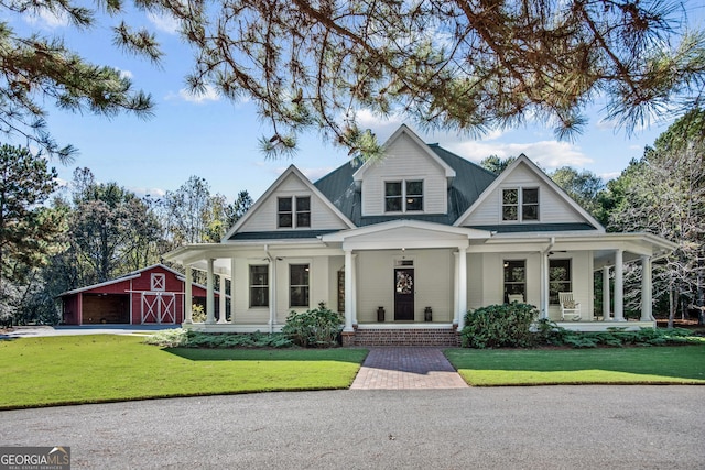 view of front of house featuring a porch, an outdoor structure, and a front yard