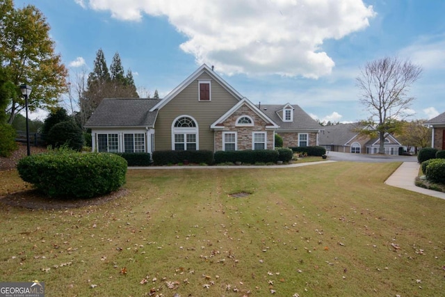 view of front of house featuring a front lawn