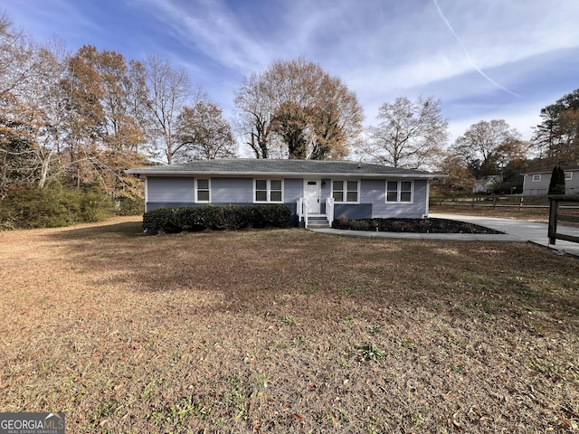 ranch-style home featuring a front yard