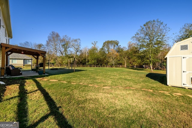 view of yard featuring a storage shed