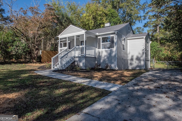 view of front facade featuring a porch and a front lawn