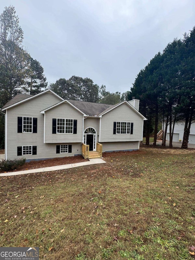 view of front of house featuring a front yard