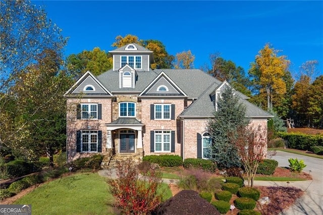 view of front of home featuring a front lawn