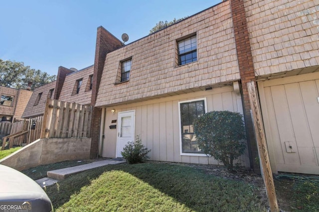 view of front of house with a front yard