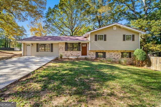 split level home featuring a front yard