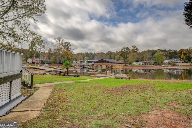 view of yard featuring a water view