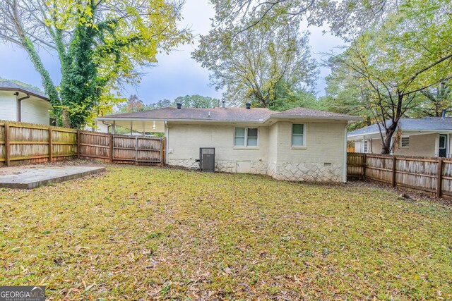 back of house featuring a yard