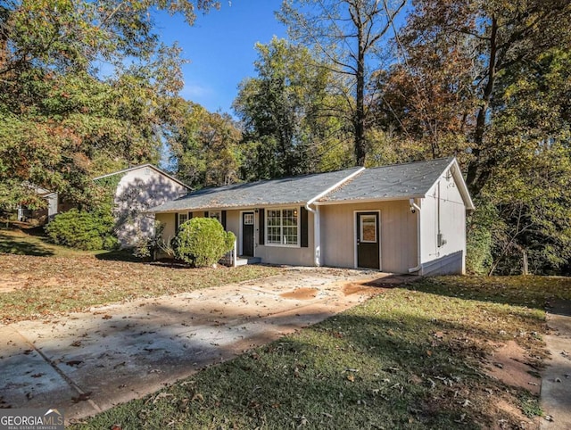 single story home with a front yard