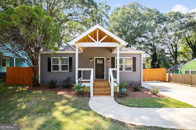 view of front of home featuring a front lawn