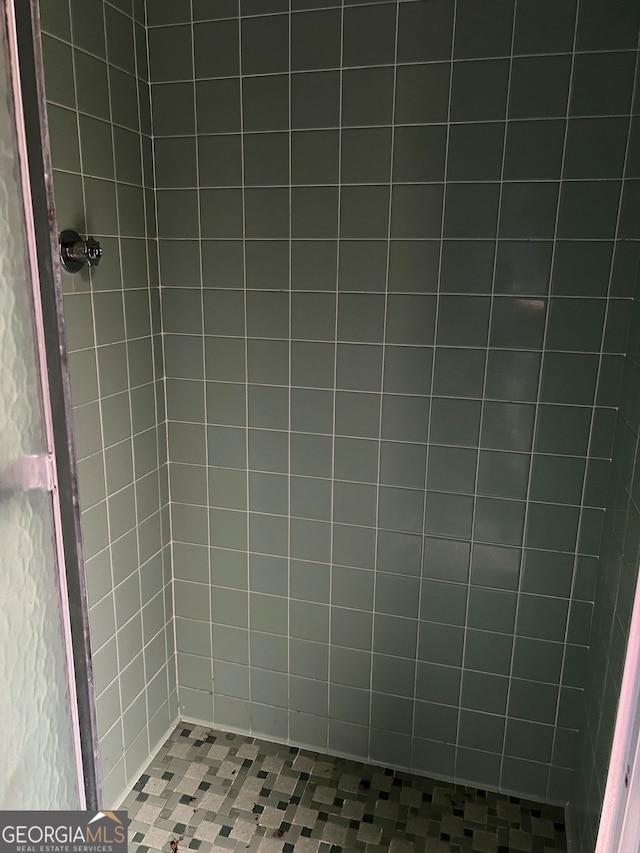 bathroom with a tile shower