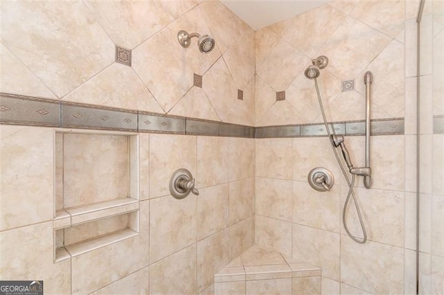 bathroom featuring a tile shower