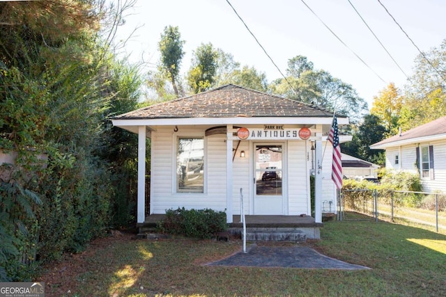 bungalow-style home featuring a front lawn