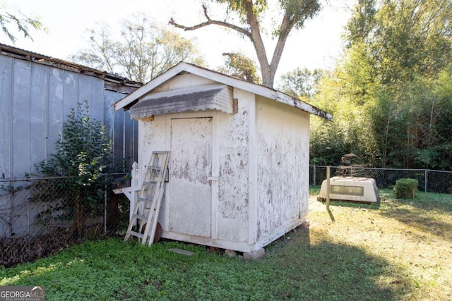 view of outdoor structure featuring a yard