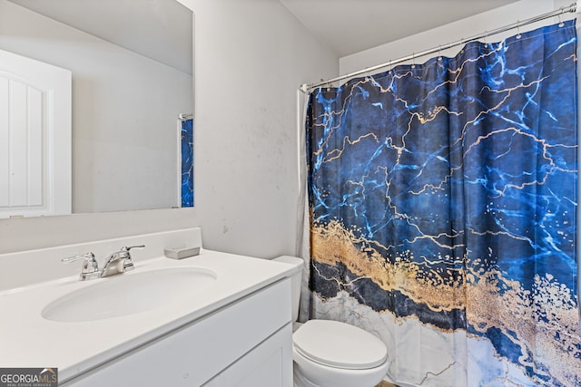 bathroom with toilet, a shower with shower curtain, and vanity