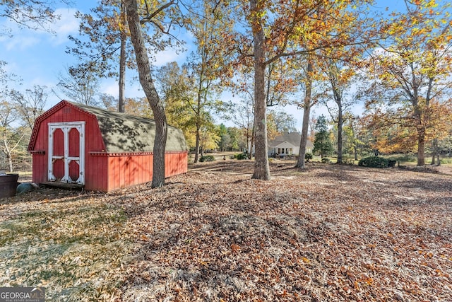 view of yard featuring a storage shed