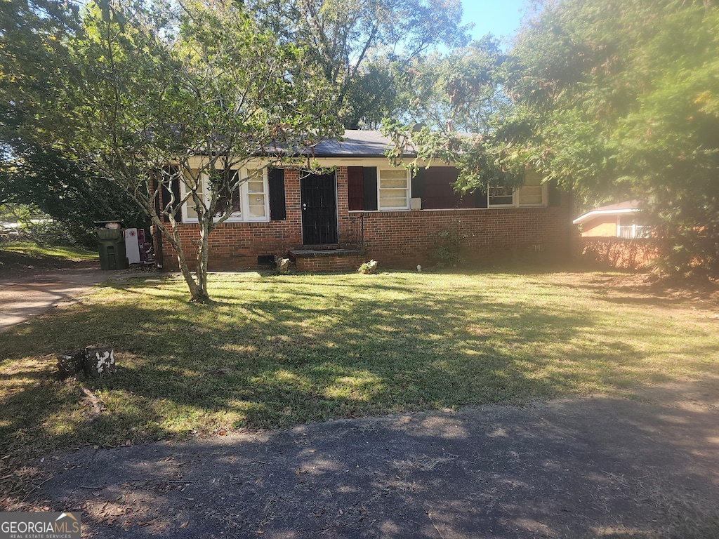 view of front of property with a front yard