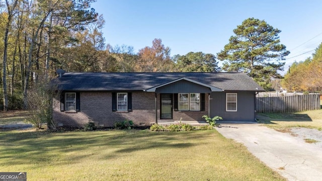 single story home featuring a front lawn