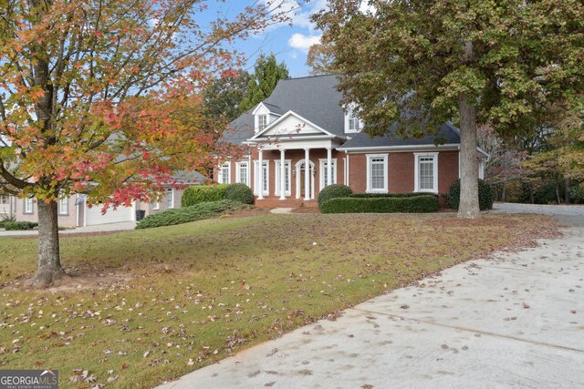 view of front facade with a front lawn